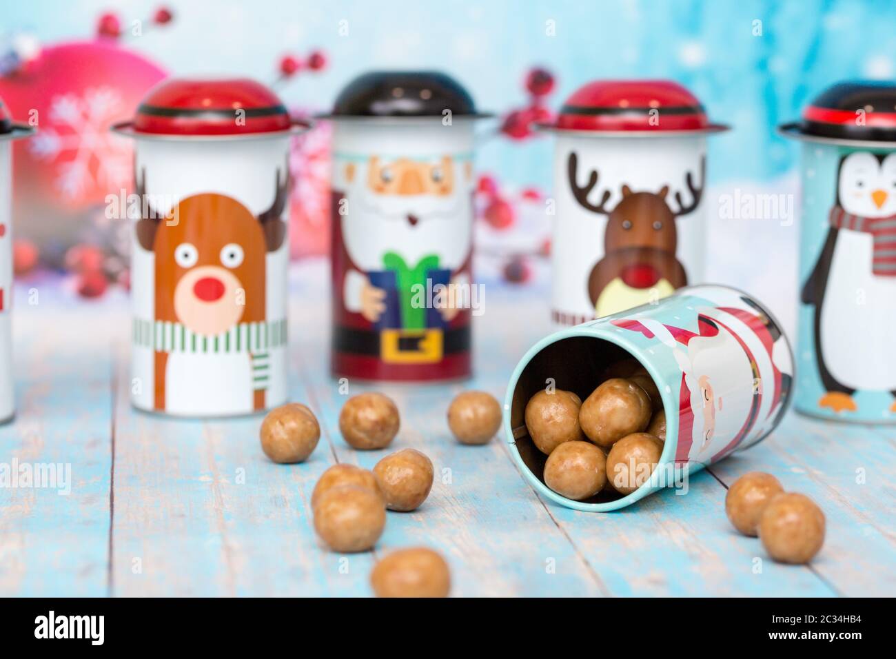 Ein Glas voll von hellen bunten Bonbons und Süßigkeiten Stockfoto