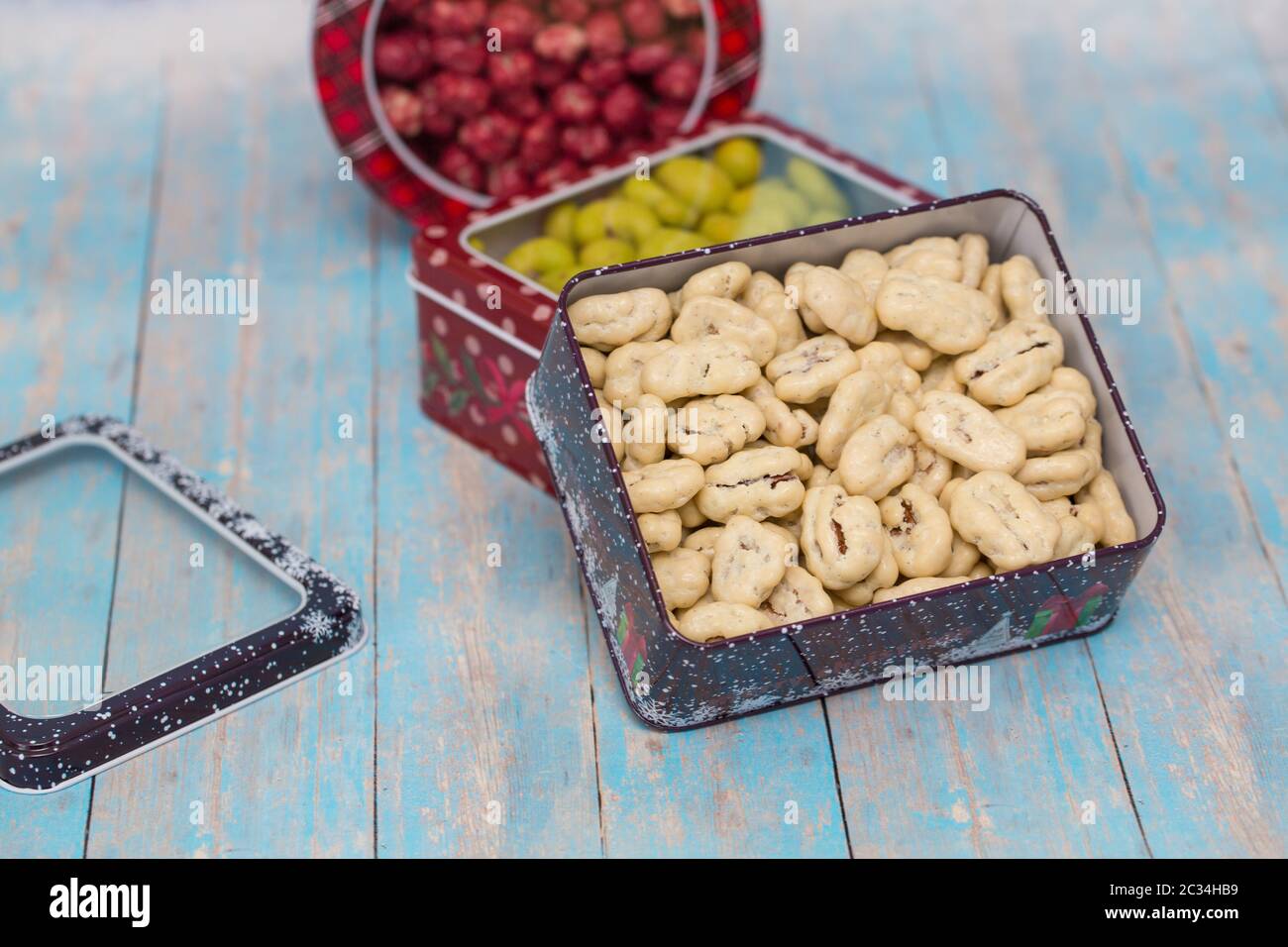 Ein Glas voll von hellen bunten Bonbons und Süßigkeiten Stockfoto