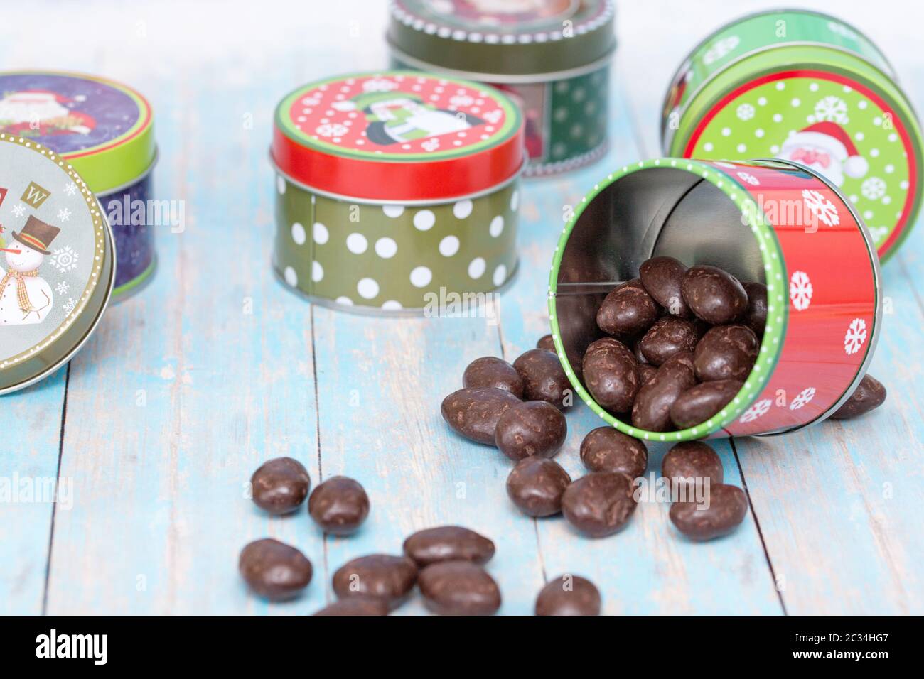 Ein Glas voll von hellen bunten Bonbons und Süßigkeiten Stockfoto