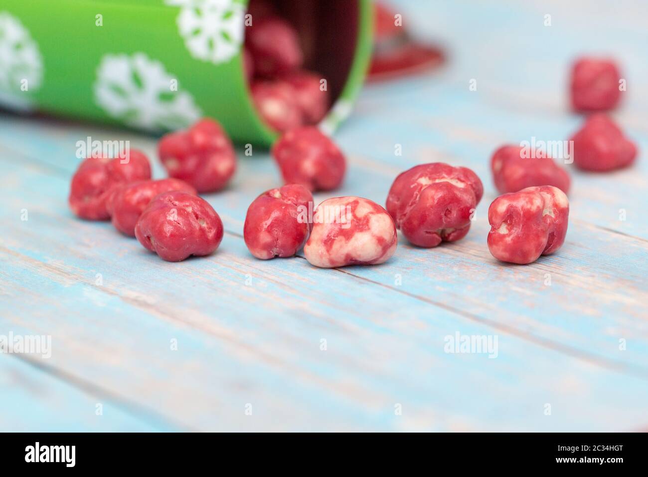 Ein Glas voll von hellen bunten Bonbons und Süßigkeiten Stockfoto