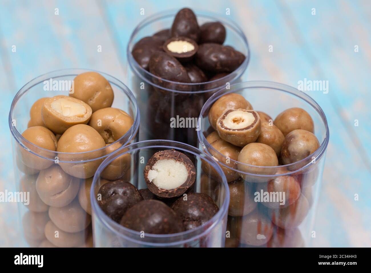 Ein Glas voll von hellen bunten Bonbons und Süßigkeiten Stockfoto