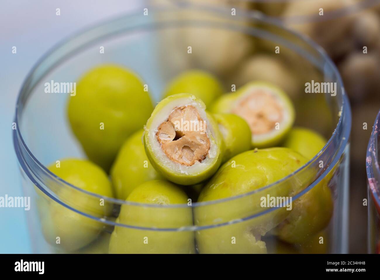 Ein Glas voll von hellen bunten Bonbons und Süßigkeiten Stockfoto