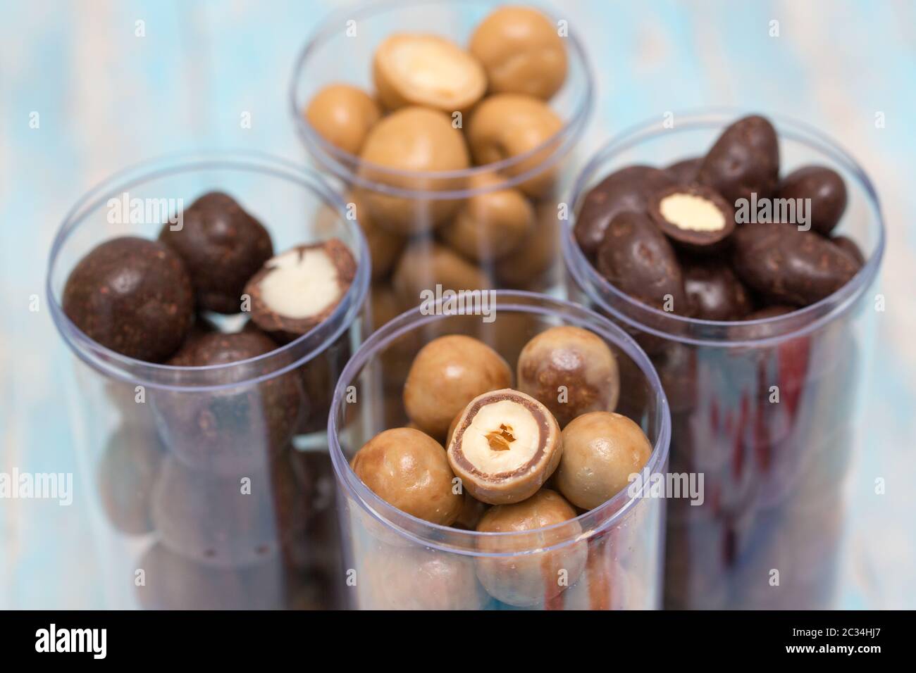 Ein Glas voll von hellen bunten Bonbons und Süßigkeiten Stockfoto