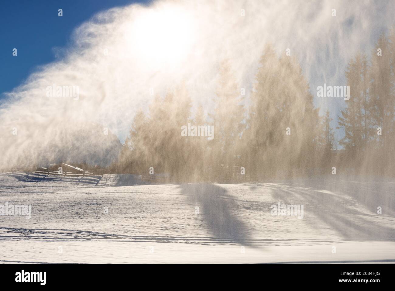 Es schneit aus der Schneemaschine Stockfoto