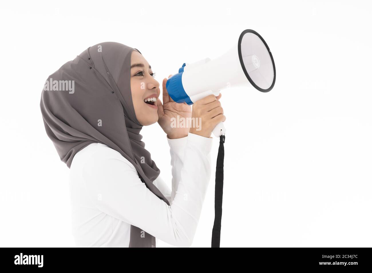 Junge Erwachsene muslimisch-arabischen Frau, tragen, Hijab kommuniziert schreien laut Holding ein Megaphon für Idee für Marketing oder Vertrieb. Studio shot isoliert Stockfoto