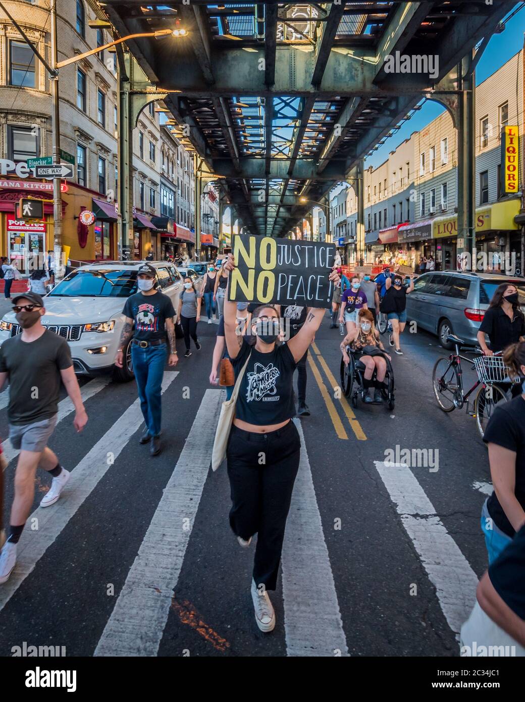 USA. Juni 2020. Hunderte von Demonstranten versammelten sich am 18. Juni 2020 auf dem Wyckoff Plaza zu einer Kundgebung und einem marsch in den Straßen von Bushwick, um Gerechtigkeit für alle Opfer der Polizeibrutalität zu fordern, und forderten einen lauten Aufruf, die NYPD zu definanzieren und in Gemeinden zu investieren. Die marsch-Route beinhaltete einen Halt im 83. Polizeibezirk. (Foto von Erik McGregor/Sipa USA) Quelle: SIPA USA/Alamy Live News Stockfoto