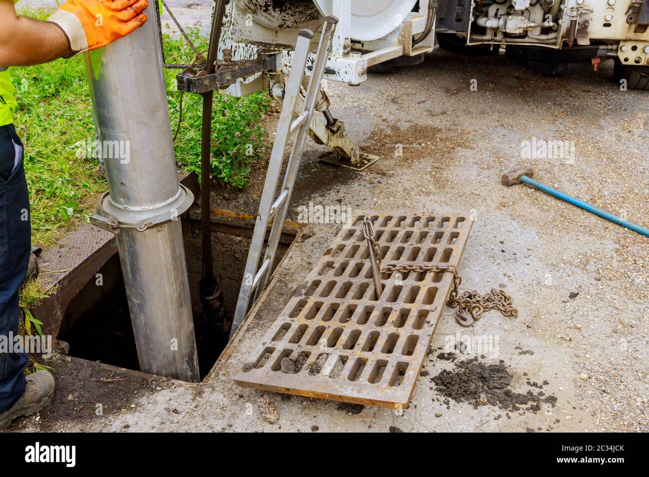 Flurförderzeug zur Reinigung von Abwasser Reinigen Sie die Verstopfung in einer Kanalanlage von innen. Stockfoto