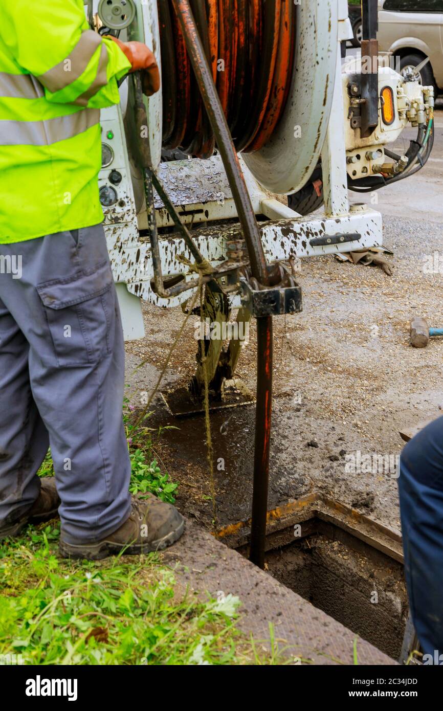 Abwasserreinigungsgeräte mit Kanalisation auf einer Stadtstraße auf einem Flurförderzeug Stockfoto
