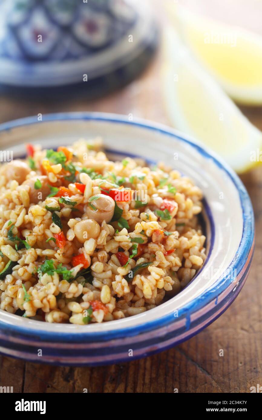 Couscous Salat mit Paprika und Kichererbsen Stockfoto
