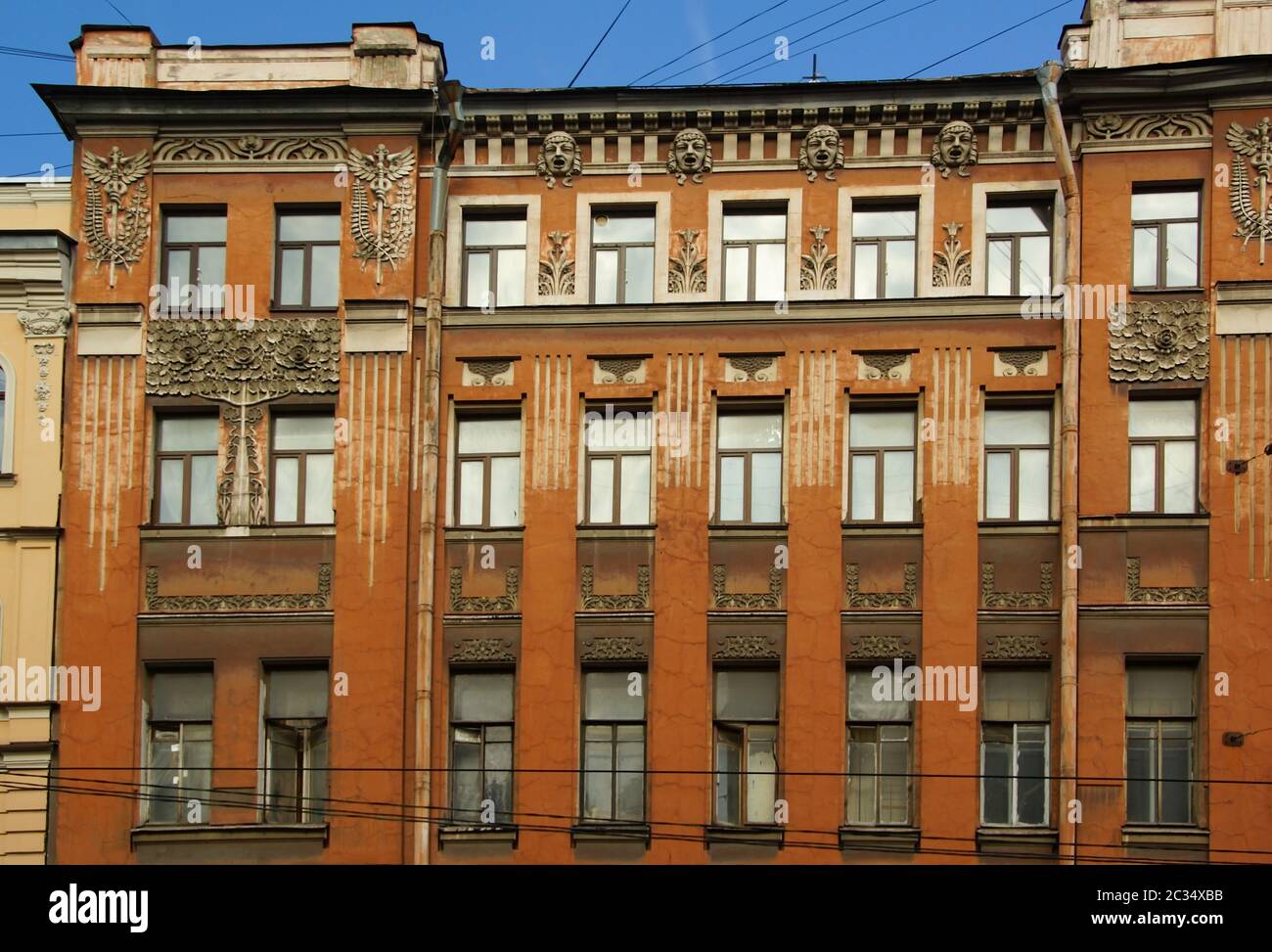 Fragment der Fassade des Wohnhauses im Jugendstil an der Marat Straße Stockfoto
