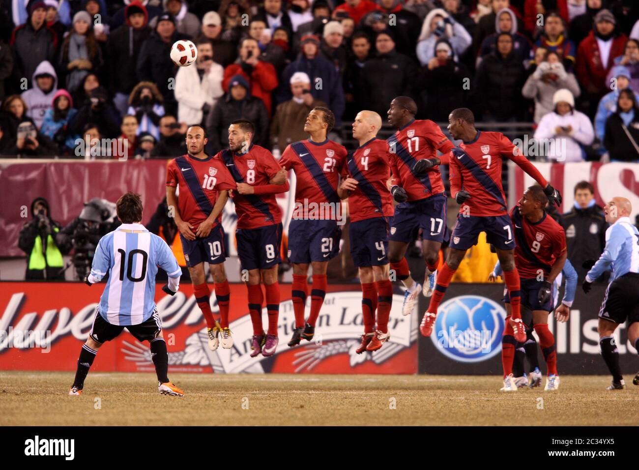 Die Verteidiger der Vereinigten Staaten versuchen, einen Elfmeterstoß von Argentinien Lionel Messi während eines Freundschaftsspiels zwischen den Vereinigten Staaten und Argentinien im Meadowlands Stadion am 27. März 2011 zu blockieren Stockfoto