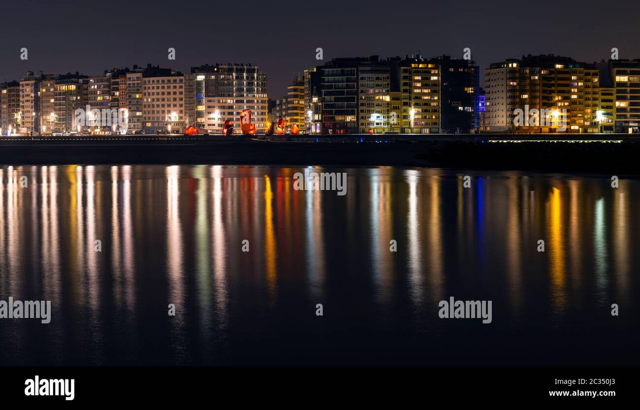 Skyline Panorama von Oostende (Ostende) bei Nacht, Westflandern, Belgien. Stockfoto