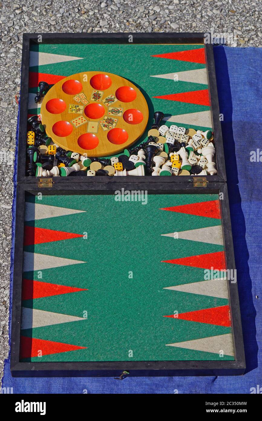 Backgammon Brettspiel spielen Feld mit Dreiecken Stockfotografie - Alamy