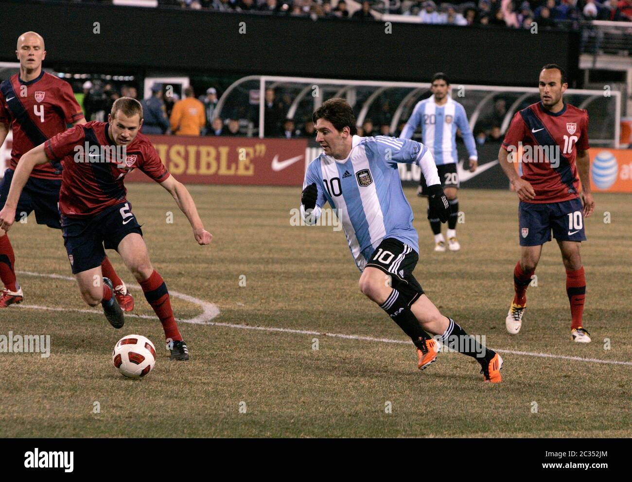 Argentiniens Lionel Messi in Aktion während eines Freundschaftsspiels zwischen den Vereinigten Staaten und Argentinien im Meadowlands Stadion am 27. März 2011. Links vom Rahmen ist der US-Verteidiger Jonathan Spector. Stockfoto