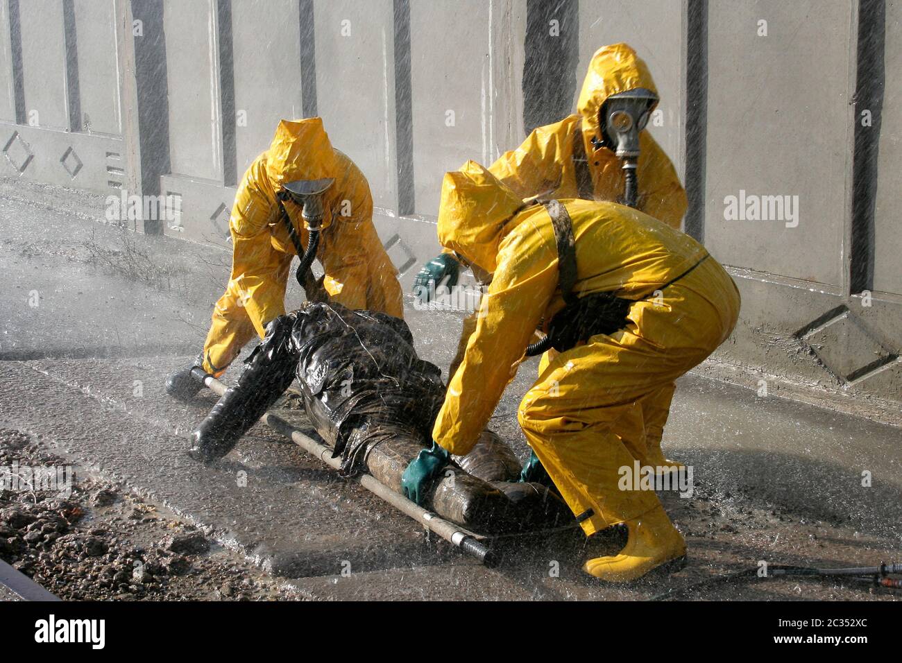 Mann in Chemikalienschutzanzug Stockfoto