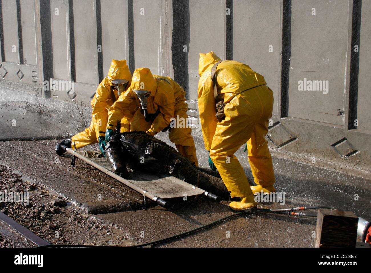 Mann in Chemikalienschutzanzug Stockfoto