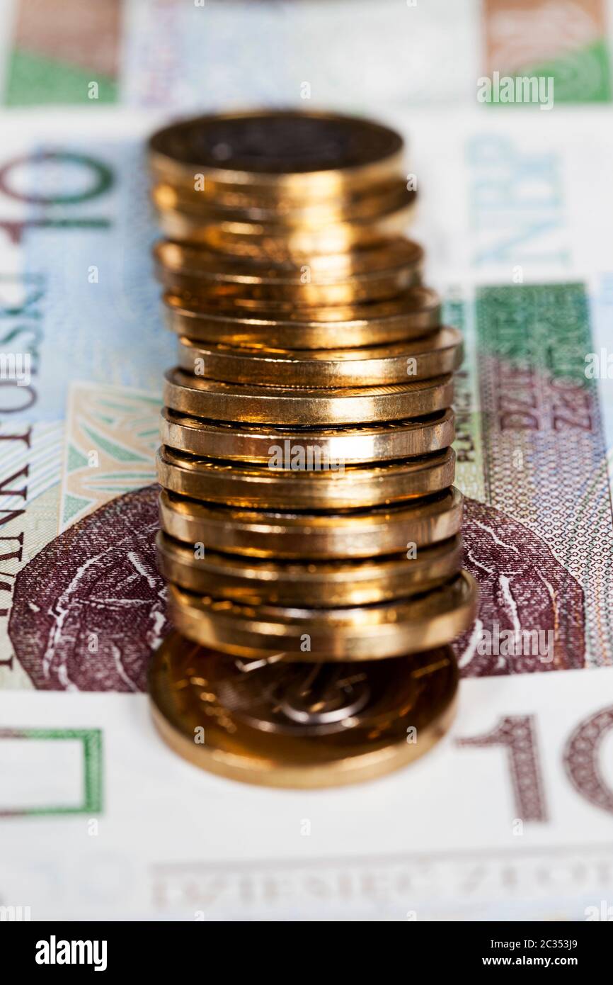 Bargeld oder polnisches Geld in Münzen, die auf 10-Lot-Scheinen liegen, Angaben zur nationalen Währung Polens Stockfoto