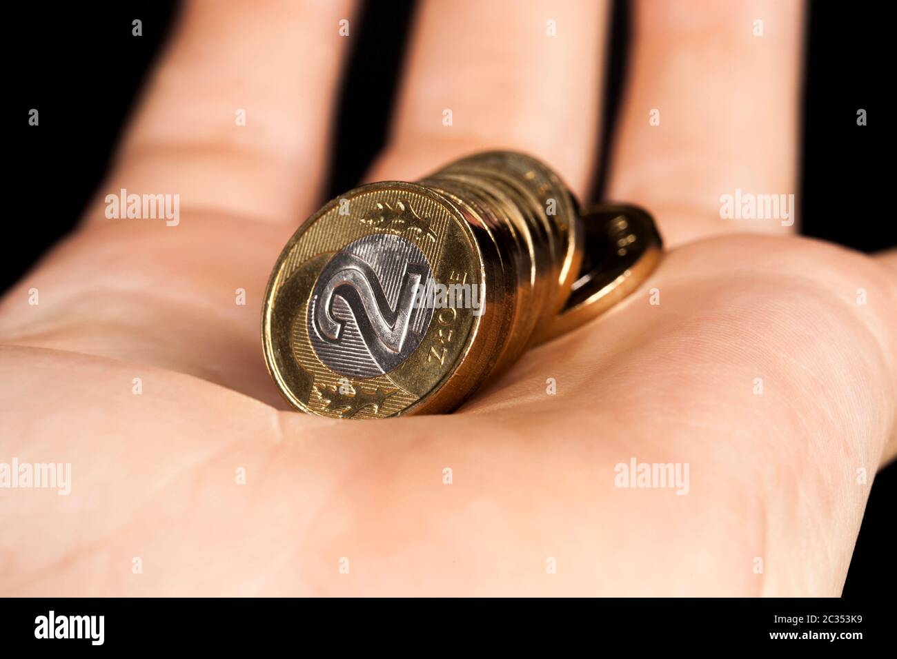 Zwei polnische Zlotys in bar, Nahaufnahme von Geld Stockfoto