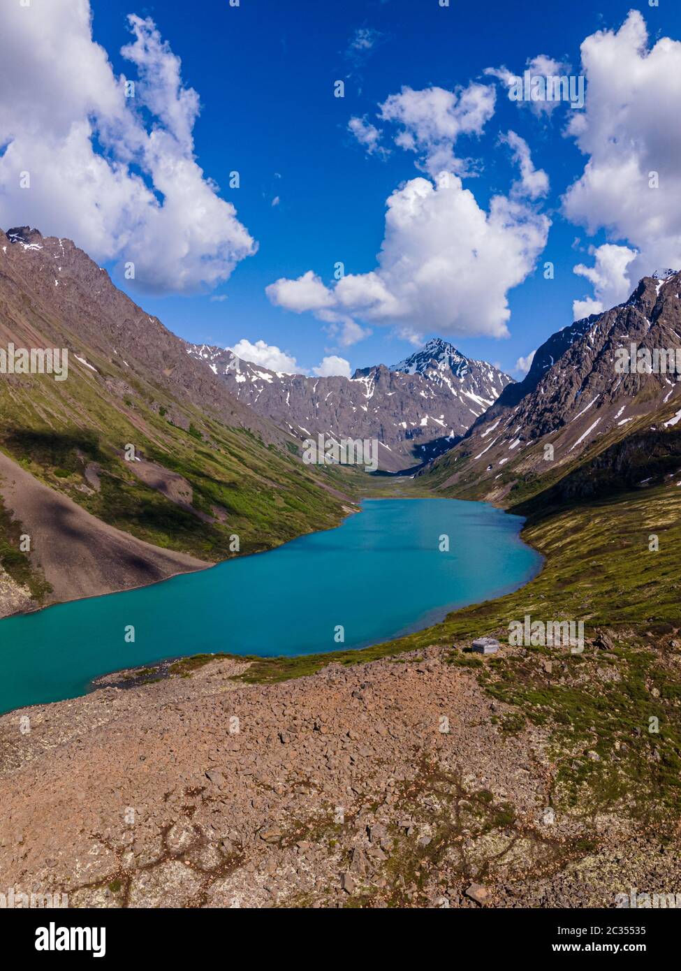 Der Eagle Peak steht hoch über dem Eagle Lake am Kopf dieses Gletschertals Stockfoto