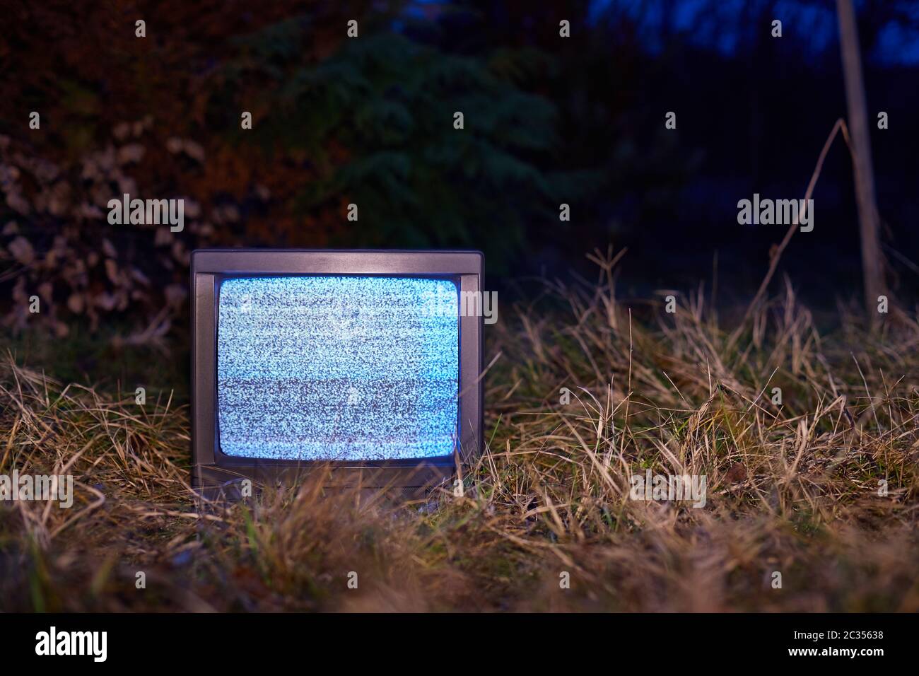 Weißes Rauschen auf einem analogen Fernseher im Freien Stockfoto