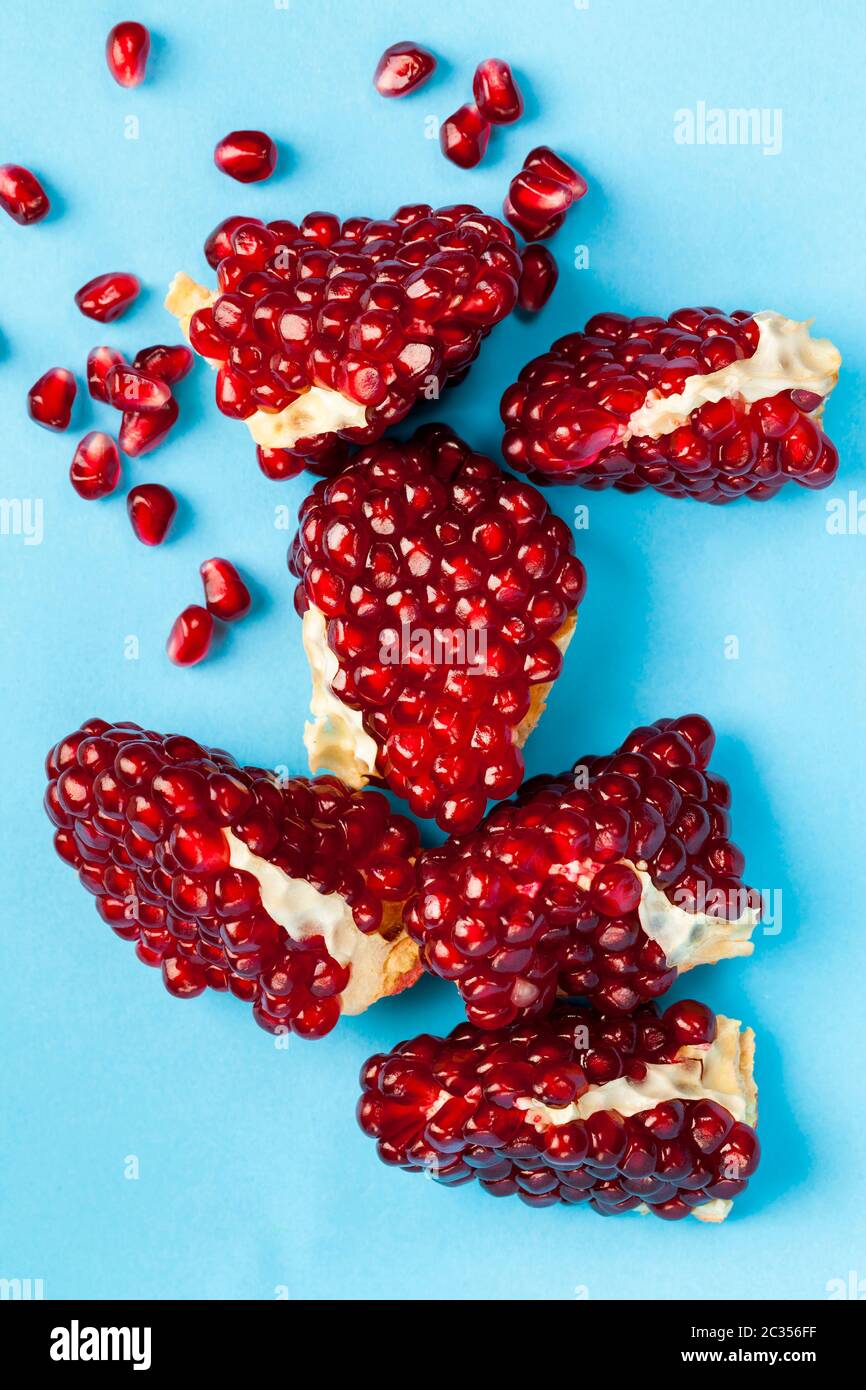 Reife und köstliche Körner aus gewöhnlichem roten Granatapfel, Nahaufnahme der gereiften Ernte in einzelne Körner unterteilt Stockfoto