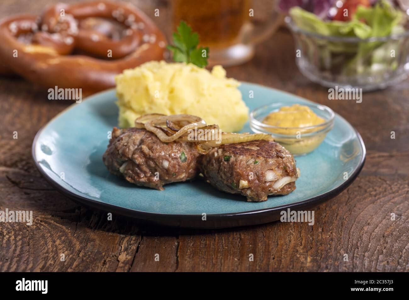 Bayerischer fleischpflanzerl mit kartoffelsalat -Fotos und ... Bayerischer fleischpflanzerl mit kartoffelsalat -Fotos und ...