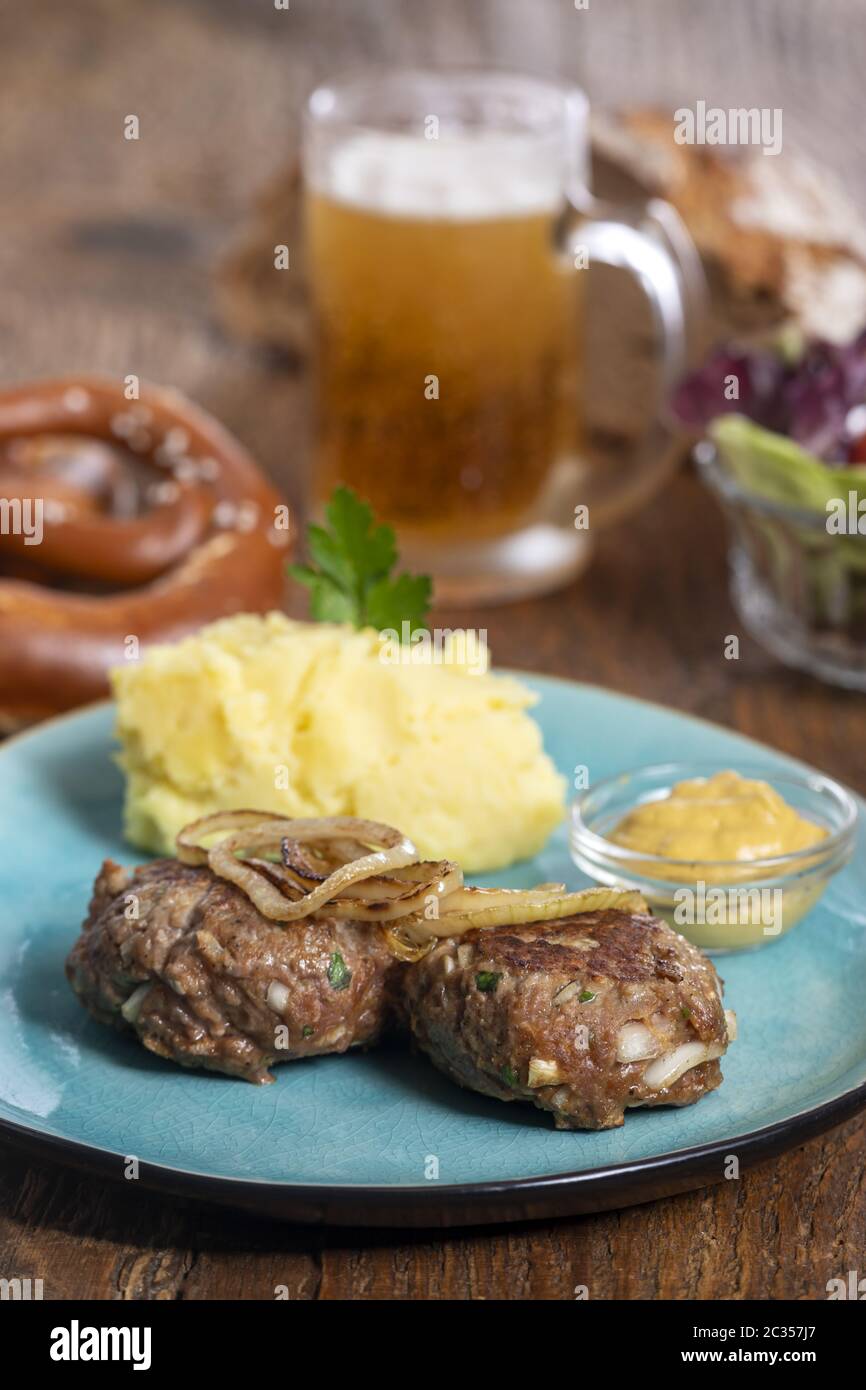 Bayerischer fleischpflanzerl mit kartoffelsalat -Fotos und ... Bayerischer fleischpflanzerl mit kartoffelsalat -Fotos und ...