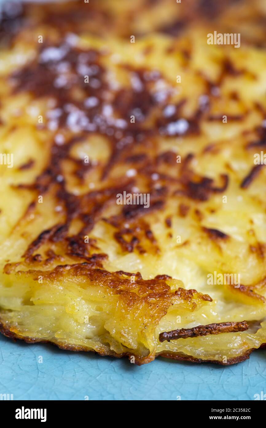 bayrische süße Hash-Browns auf einem Teller Stockfoto