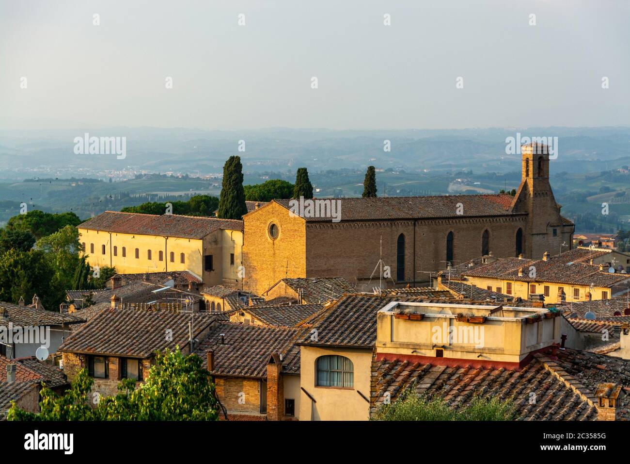 Die Chiesa di Sant Agostino, Kirche des heiligen Augustinus, ist die zweitgrößte Kirche in San Gimignano, Toskana, Italien, und gehört dem Orden S Stockfoto