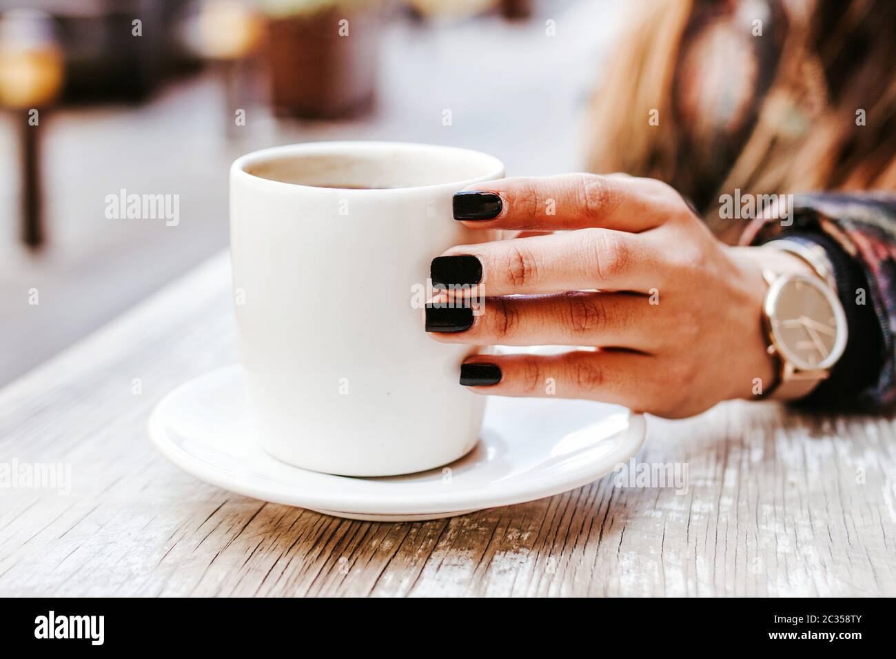 Frau Hand Halt Eine Tasse Kaffee Im Freien In Einem Cafe Oder Cafe Mit Verschwommenem Hintergrund Stockfotografie Alamy