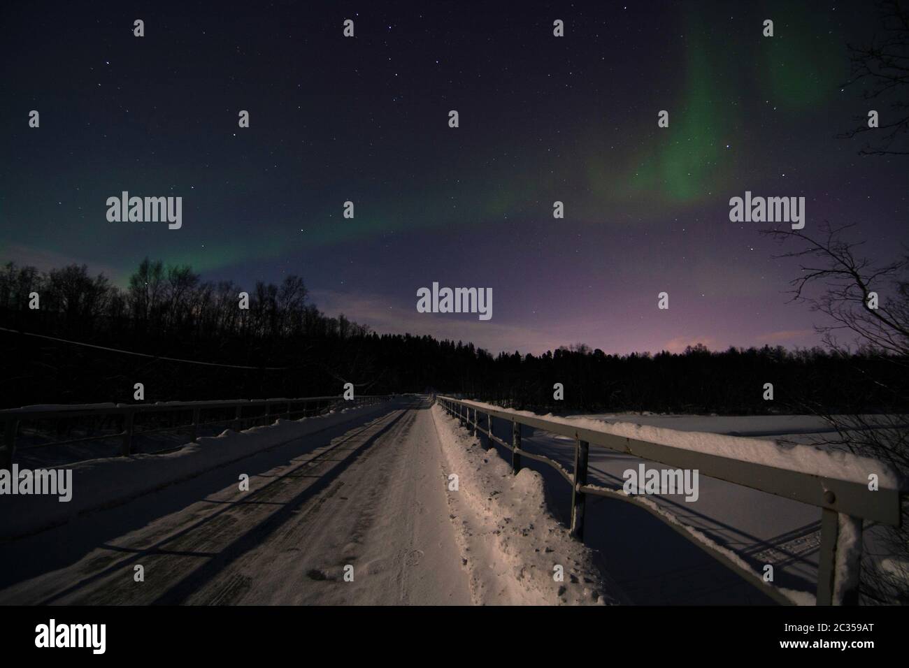 Eine aurora borealis, manchmal auch Polarlichter oder Nordlichter genannt, ist eine natürliche Lichtanzeige am Erdenhimmel, die überwiegend im zu sehen ist Stockfoto