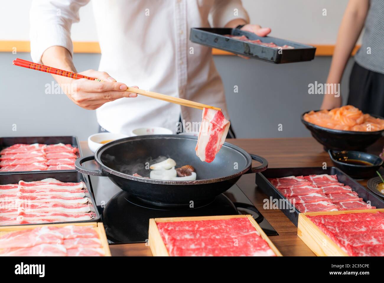 Das Kochen der japanischen Wagyu Beef Sukiyaki eingestellt Stockfoto