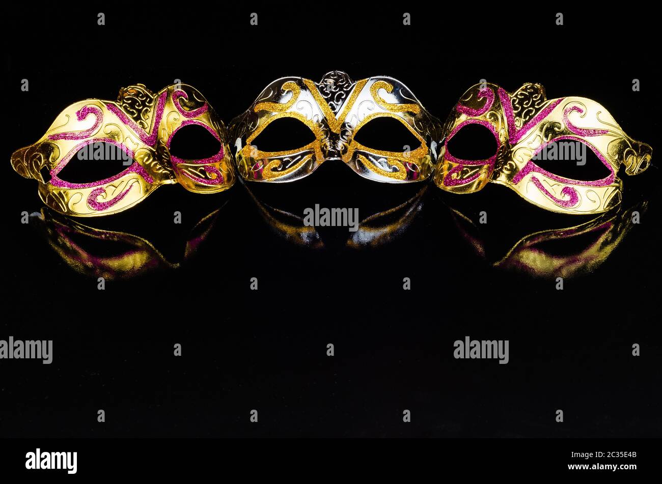 Karnevalsmasken auf schwarzem Hintergrund mit Kopierbereich für Text Stockfoto