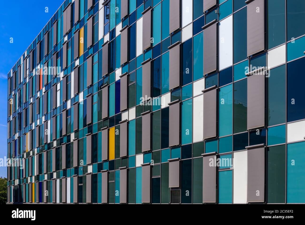 Moderne Fassadengestaltung im Job Center in Berlin-Lichtenberg Stockfoto