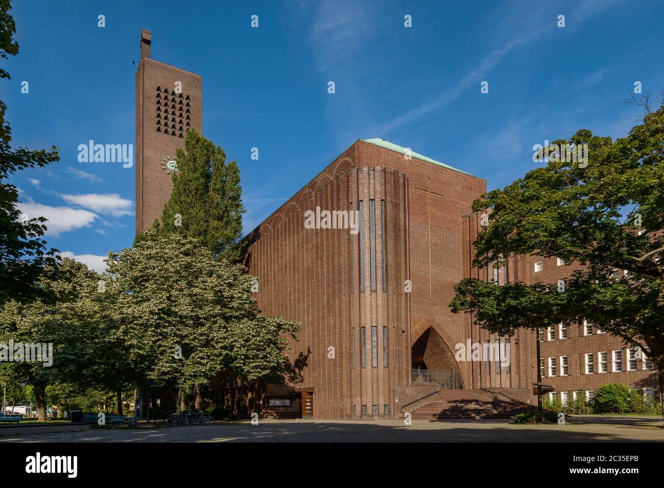 Gottes Machthaus: Die Berliner Kirche am Hohenzollernplatz Stockfoto