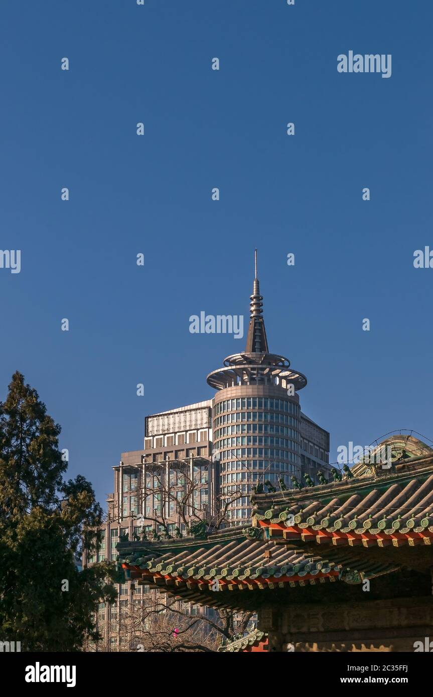 Tradition und Moderne: Tempeldächer und Hochhausarchitektur in Peking Stockfoto