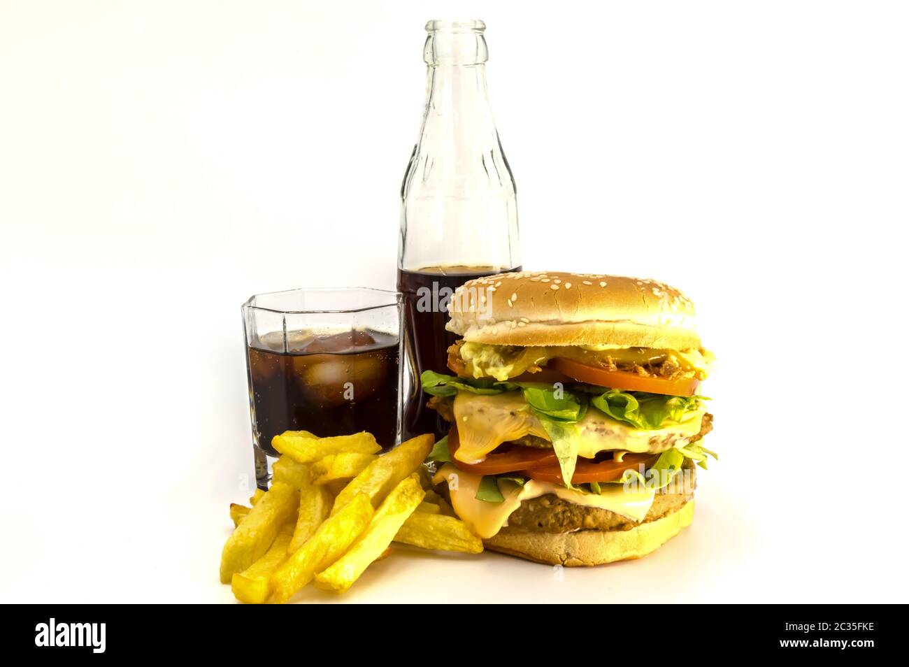 Doppelter Fleisch- und Käseburger mit frischen Pommes Frites und einem Koks auf weißem Grund Stockfoto