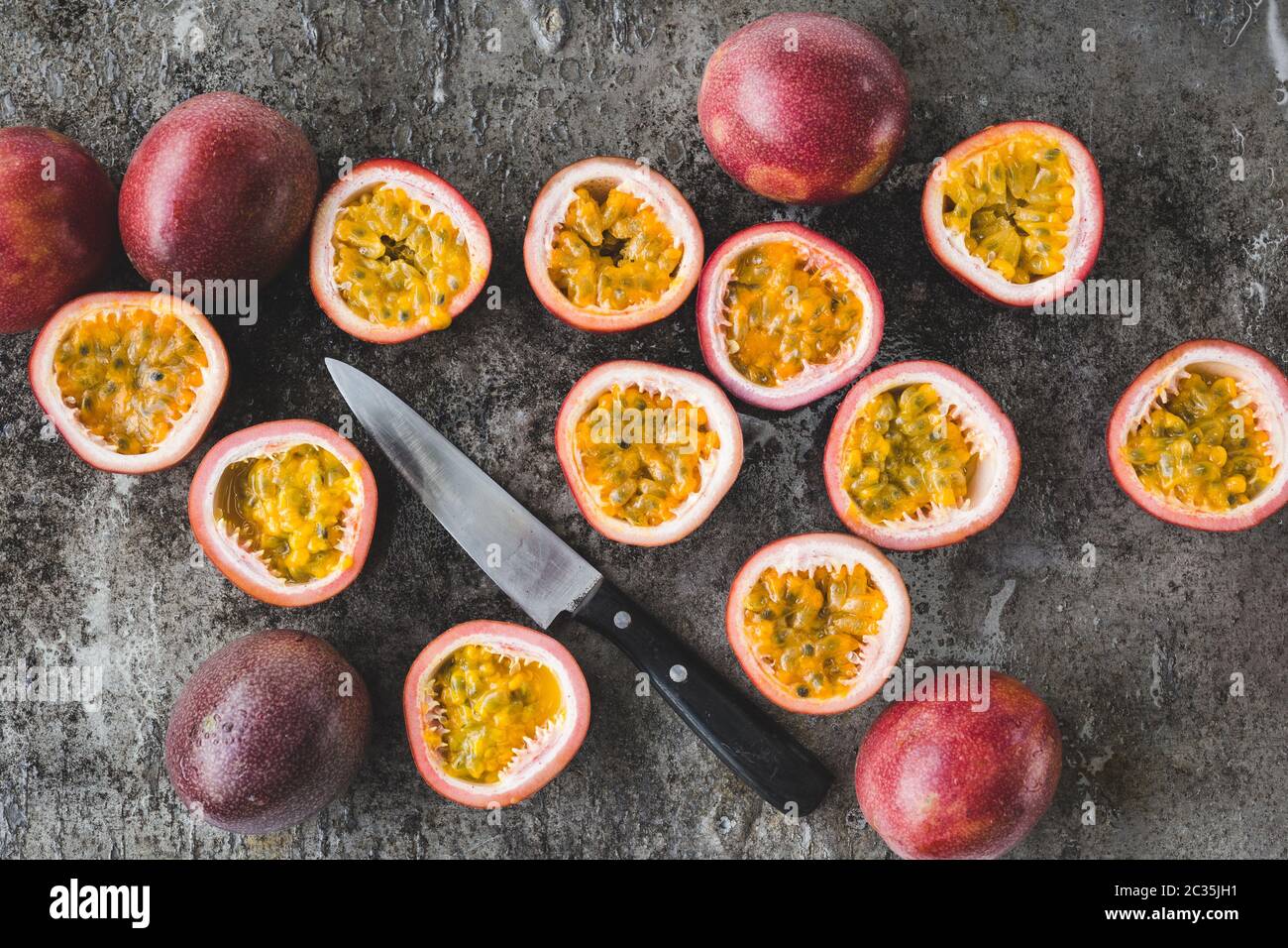 Frische Passionsfrucht auf dunklem Hintergrund Stockfoto