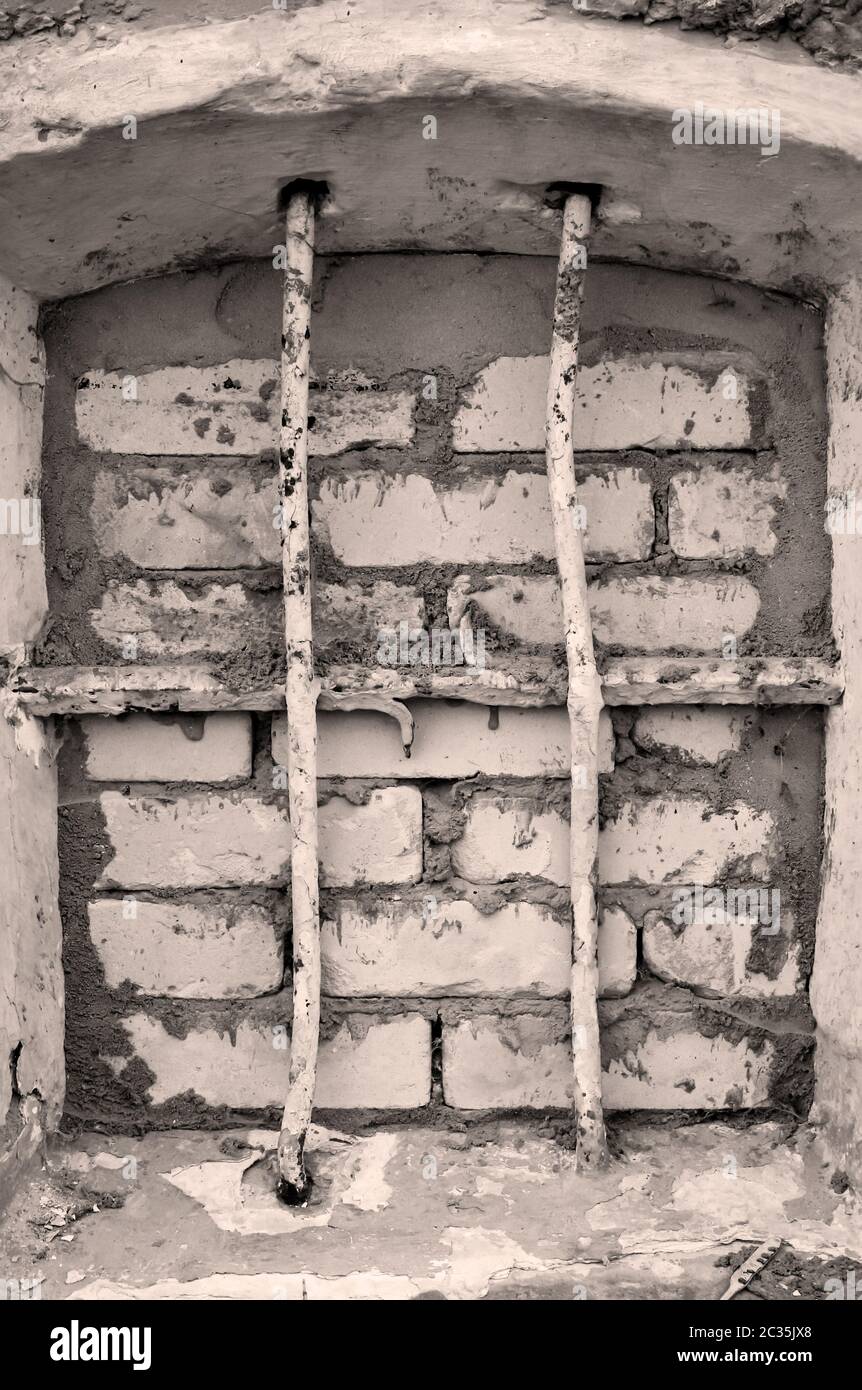 Das Fenster eines ehemaligen Gefängnisses, die Haftzelle einer sowjetischen Garnisonen Stockfoto