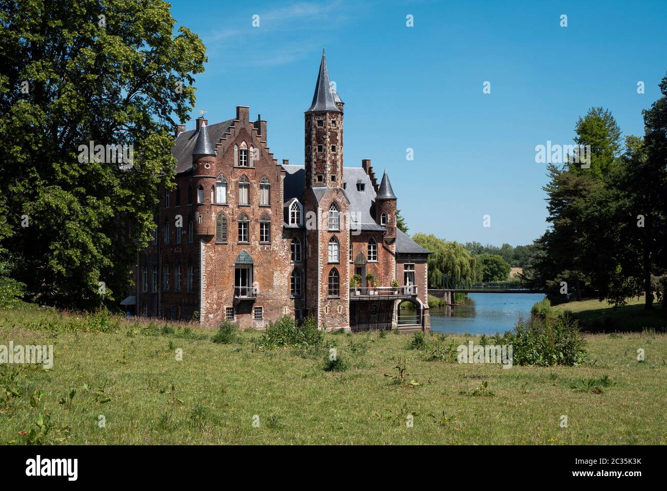 Bazel, Belgien, 1. Juni 2020, Wissekerke Castle ist eine Wasserburg im Dorf Bazel in der belgischen Provinz Ostflandern Stockfoto