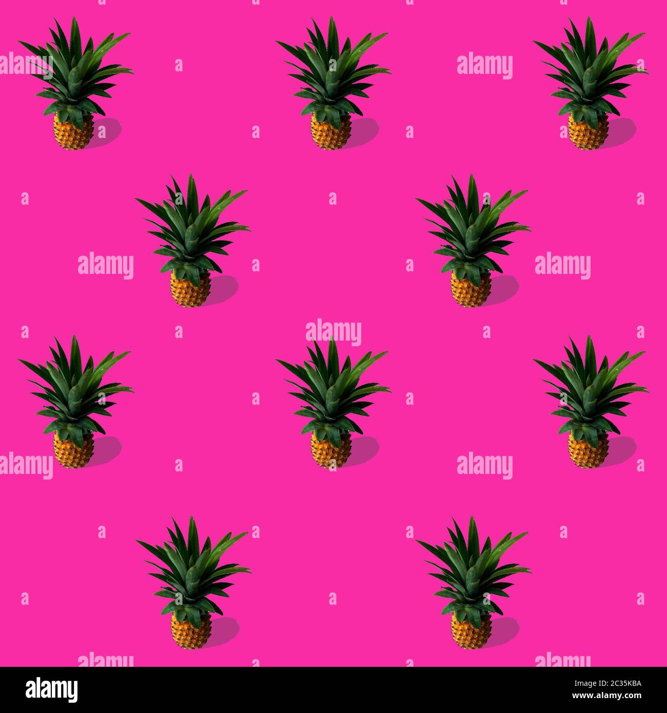 Trendmuster mit Ananas auf hellrosa Hintergrund, das Konzept des Minimalismus Stockfoto