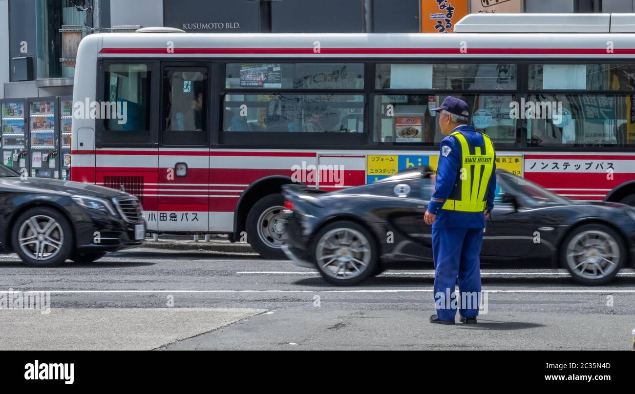 Älterer Verkehrsführer am Bahnhof Shibuya, Tokio, Japan Stockfoto