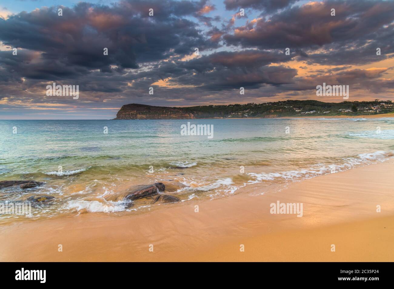 Sonnenaufgang am Meer von Copacabana an der Central Coast, NSW, Australien. Stockfoto