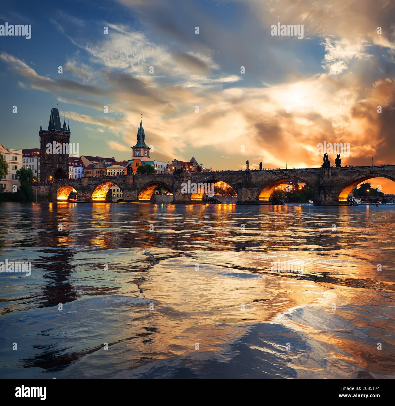 Feuriger Sonnenuntergang in Prag Stockfoto