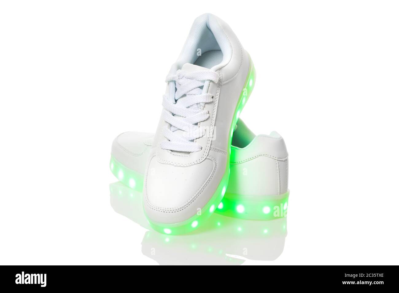 Weiße Sneakers mit LED-Lichtsohle Stockfoto