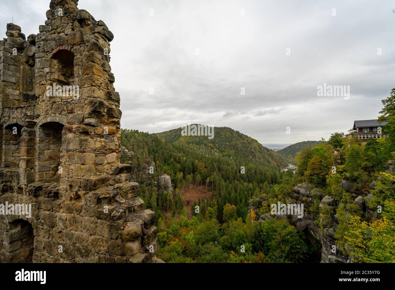 Die Ruinen der Burg Oybin (1369) in das Zittauer Gebirge an der Grenze zu Deutschland (Sachsen) mit der Tschechischen Republik. Stockfoto