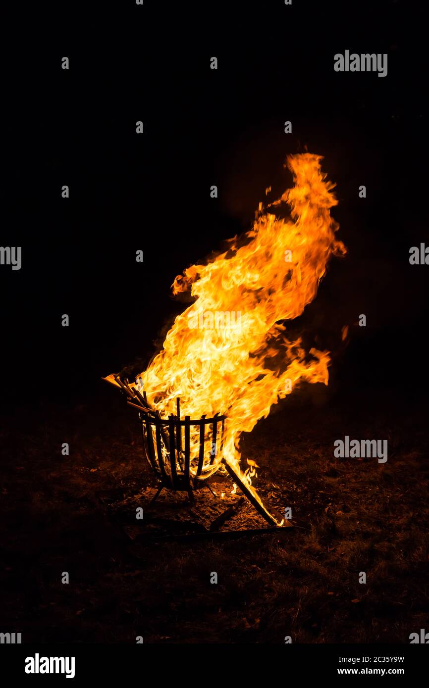 Echte Feuerflammen im Kamin. Kamin im Freien. Stockfoto