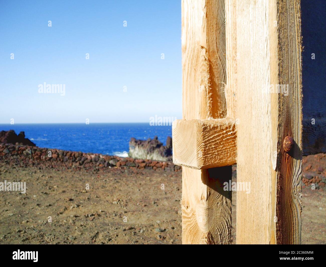 Eine abgenutzte Holzstruktur am atlantischen Ozean reine Farben Stockfoto