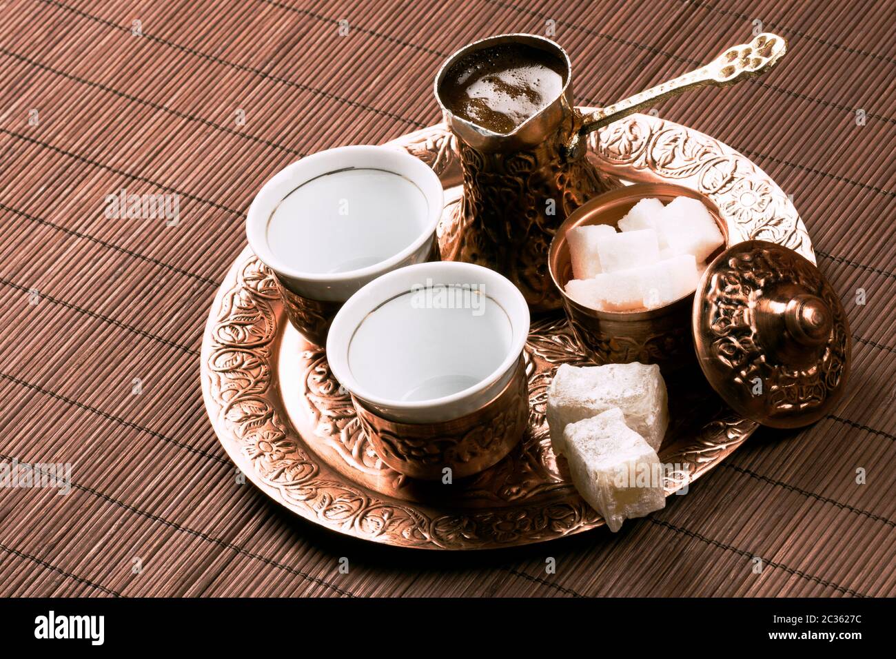 Traditionelles türkisches Kaffeeset mit zwei Tassen Kaffee auf dem Tisch. Stockfoto