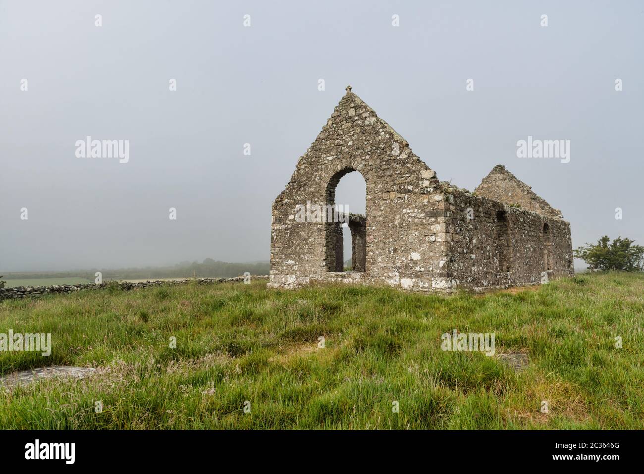 Die Ruinen der Cloncha Kirche in der Grafschaft Donegal Irland Stockfoto